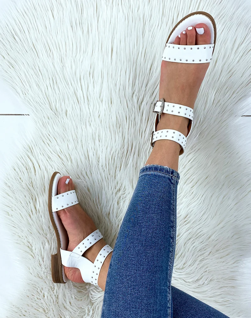 Nu-pieds blancs à détails cloutés