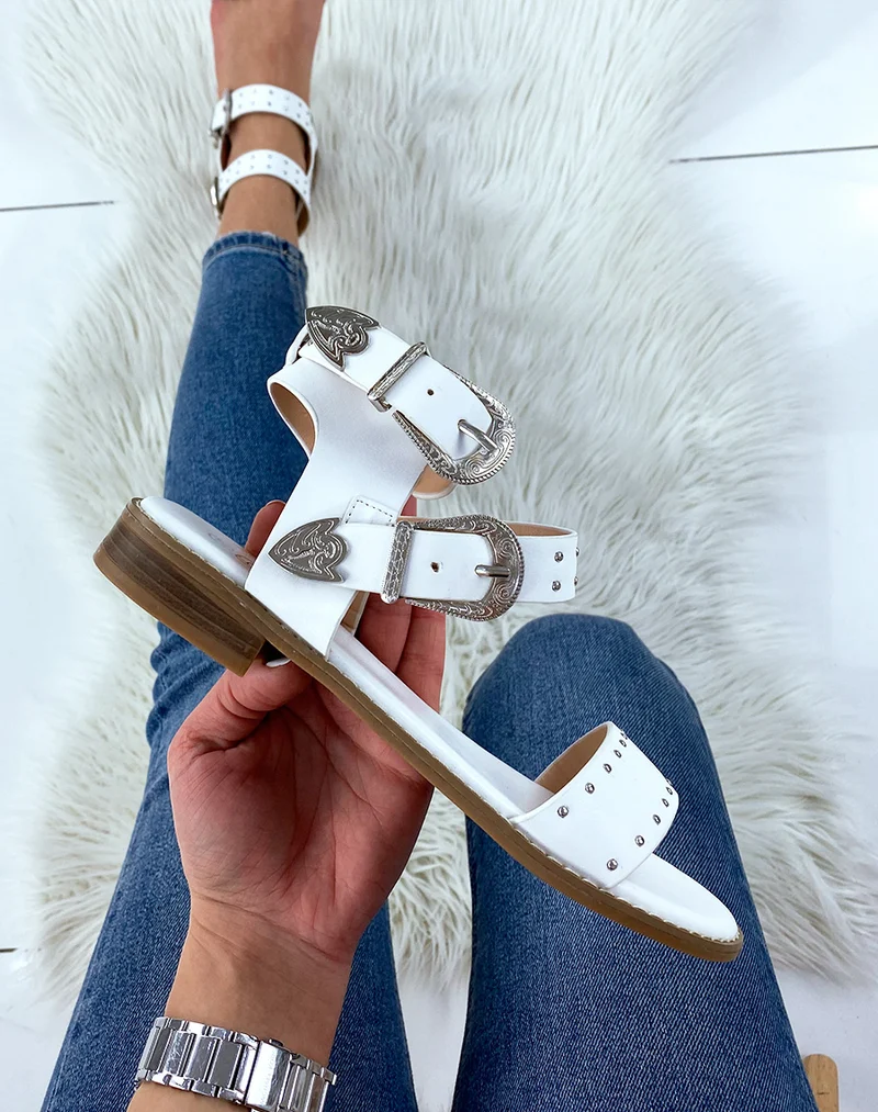 Nu-pieds blancs à détails cloutés