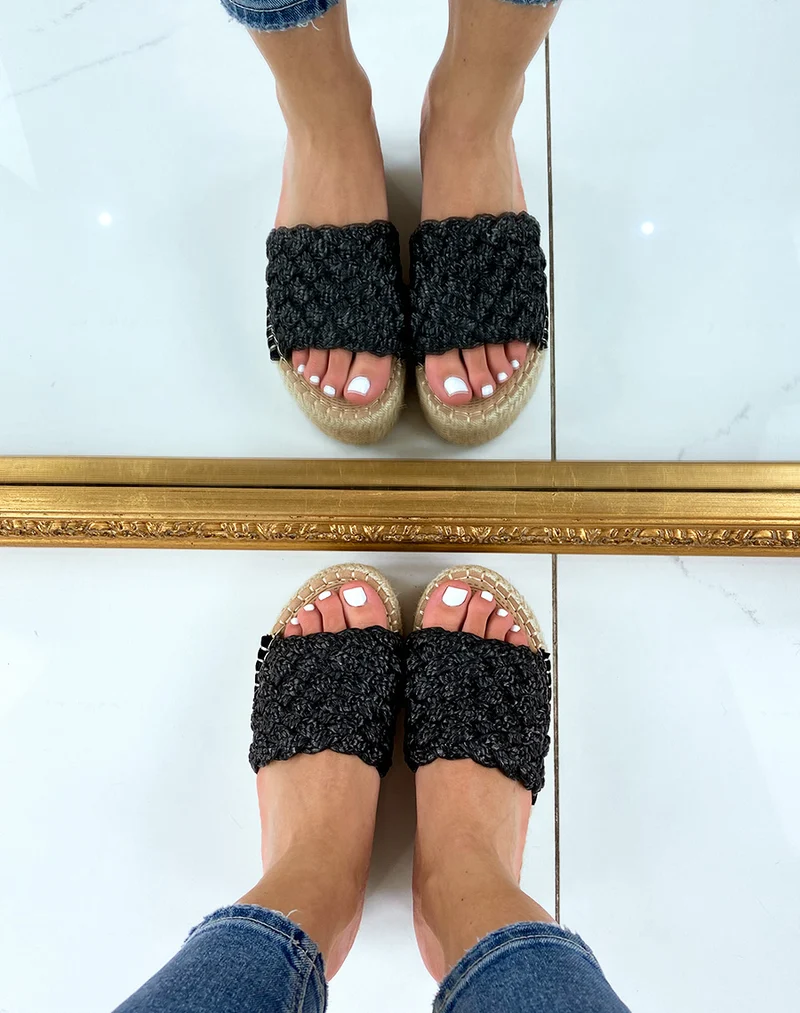 Mules compensées à large bride tressée noire