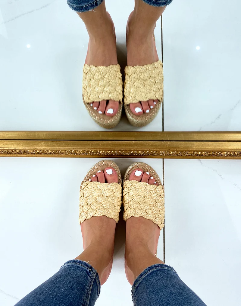 Mules compensées à large bride tressée beige