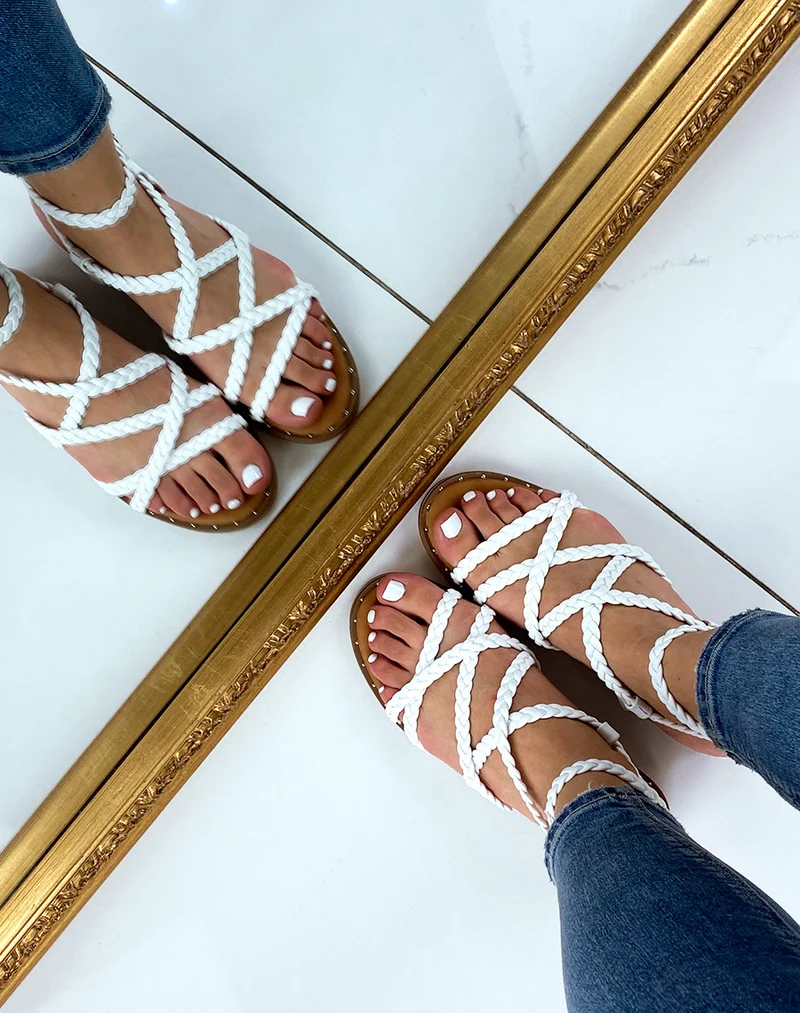 Nu-pieds blanc avec multiples brides tressées