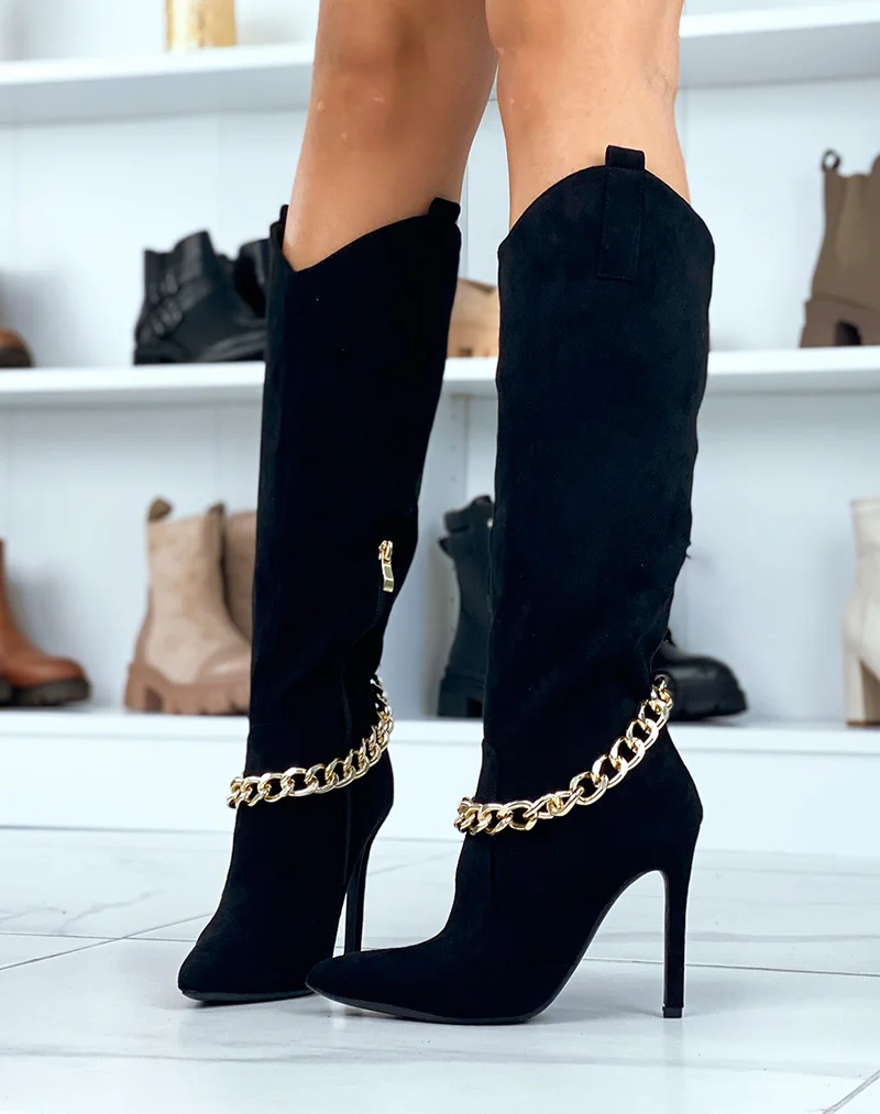 Bottes noires en suédine à talon aiguille et chaîne dorée