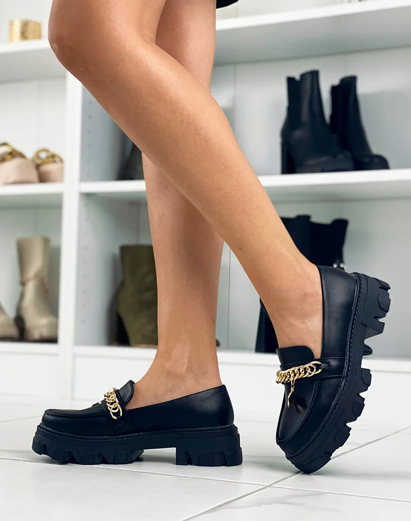 Mocassins noirs à chaîne et bijou doré et semelle crantée