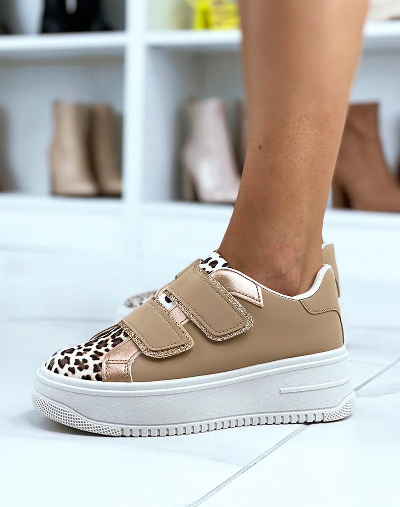 Baskets taupes à scratchs et grosse plateforme