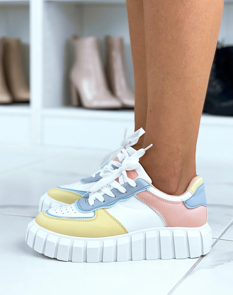 Baskets blanches à empiècements bleus jaunes et roses et grosse semelle