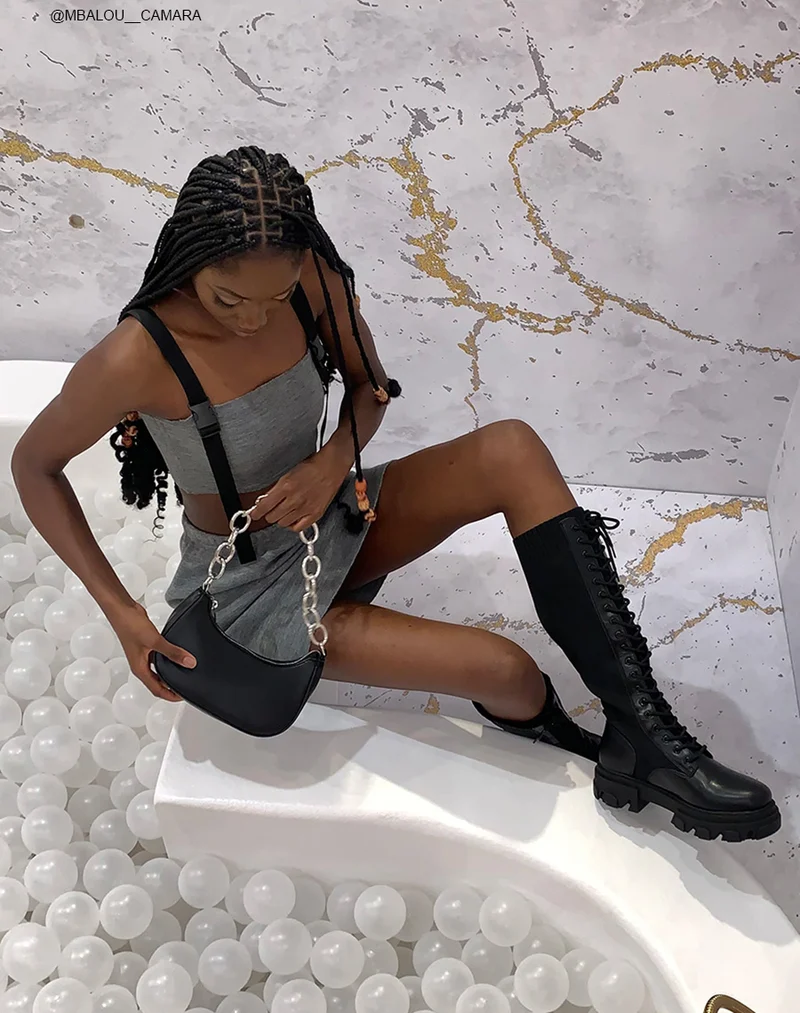 Bottes noires bi-matières lacées à semelle crantée