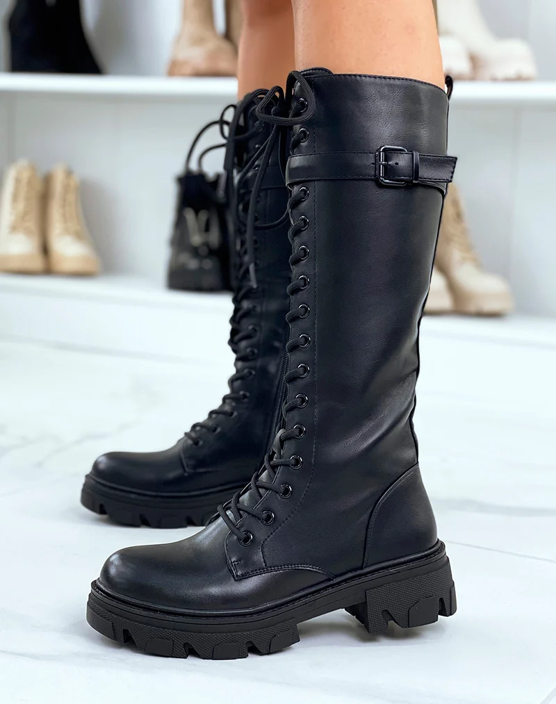 Bottes noires lacées à lanière et semelle crantée