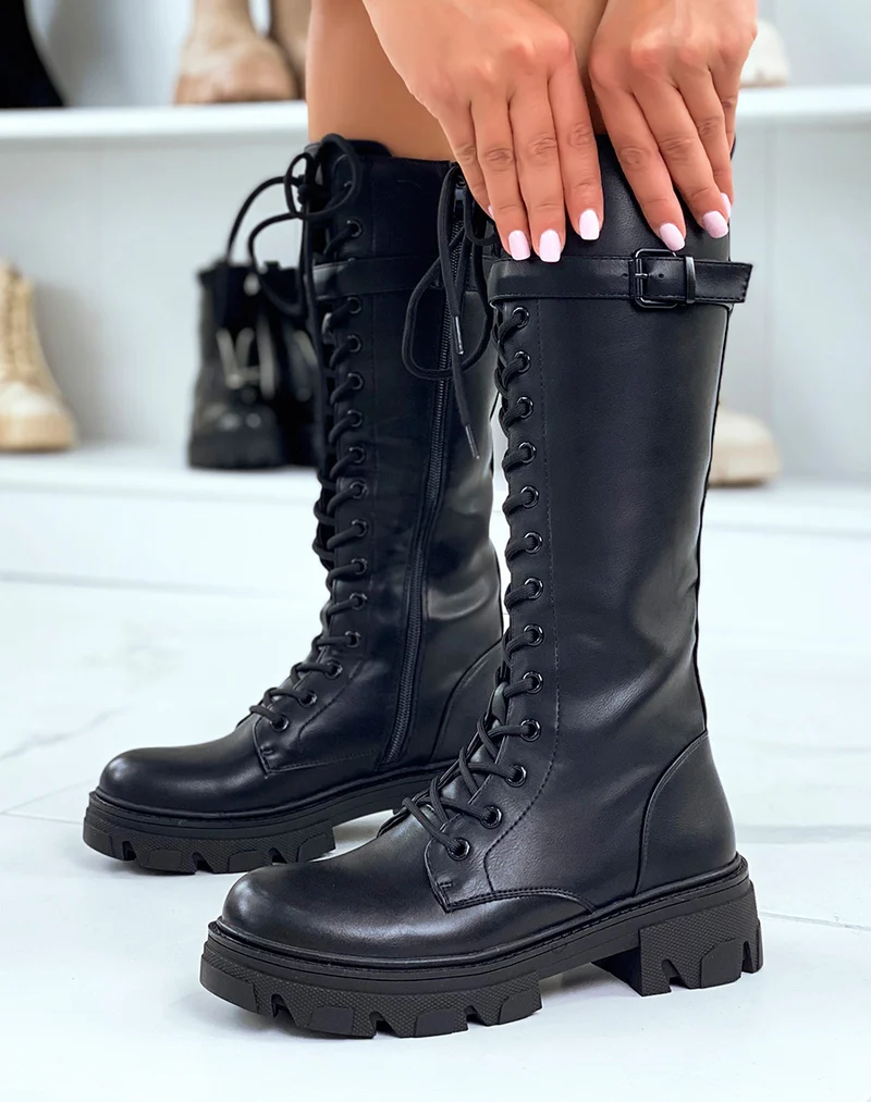 Bottes noires lacées à lanière et semelle crantée