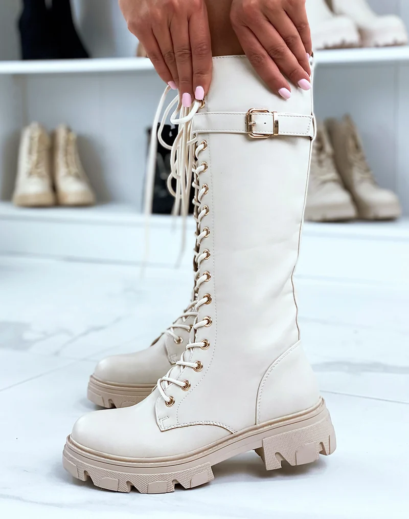Bottes beiges lacées à lanière et semelle crantée