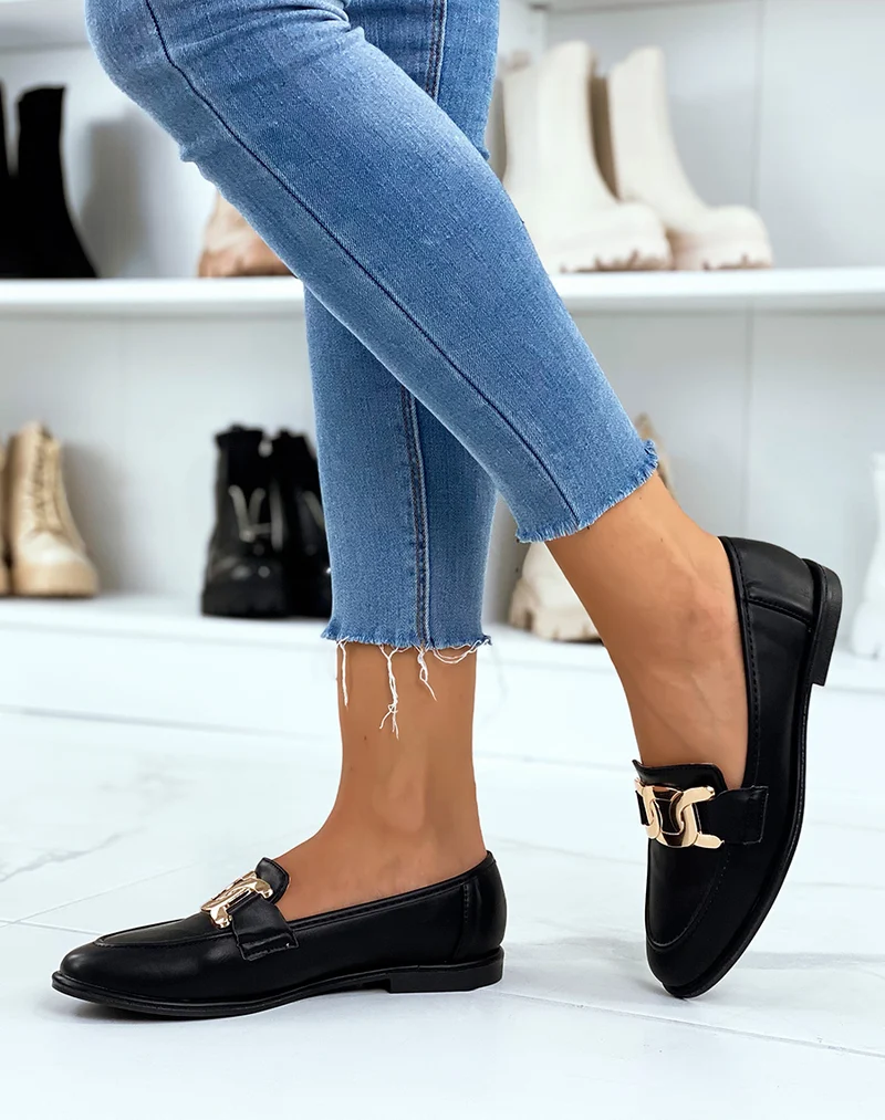 Mocassins noirs plats à chaîne dorée