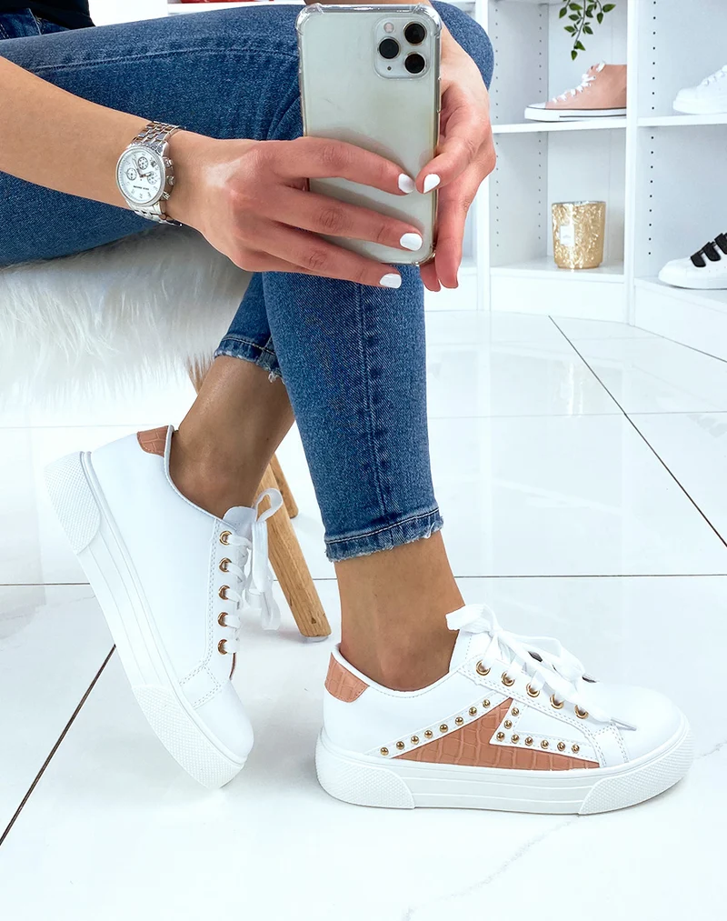 Baskets cloutés et à empiècement croco rose