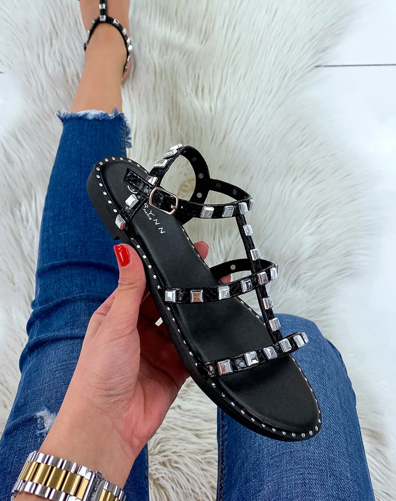 Nu-pieds noirs à petits détails cloutés