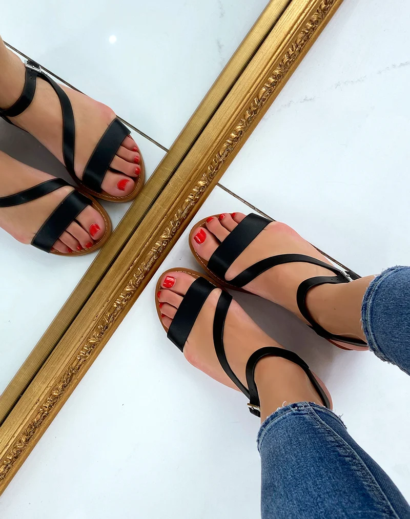 Nu-pieds noirs à brides asymétriques