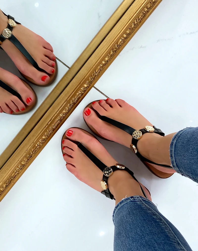 Nu-pieds à entredoigt noirs à détail doré