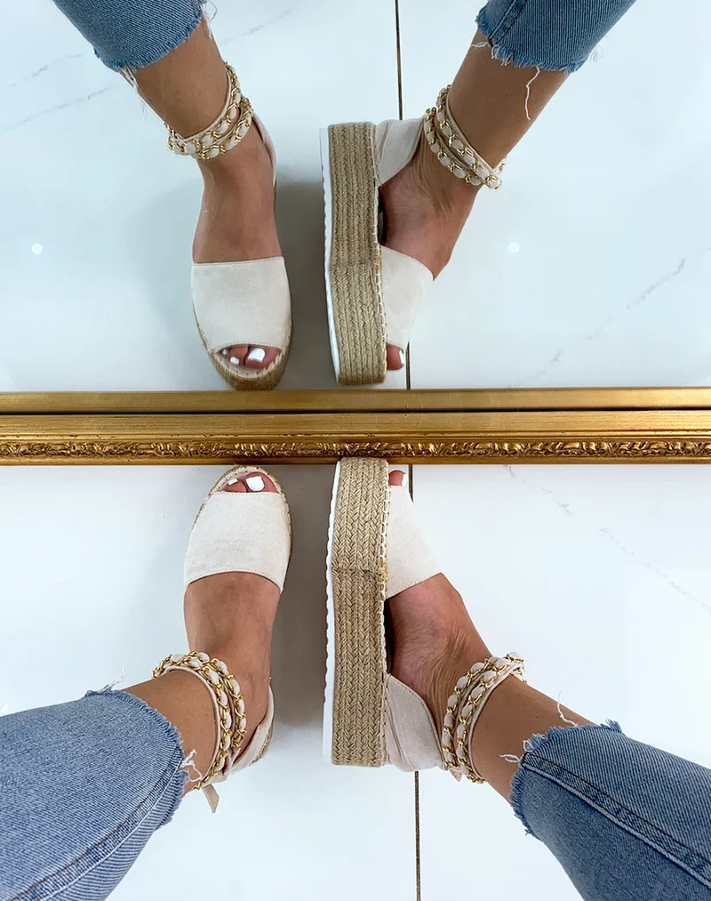 Compensée beige à chaine dorée