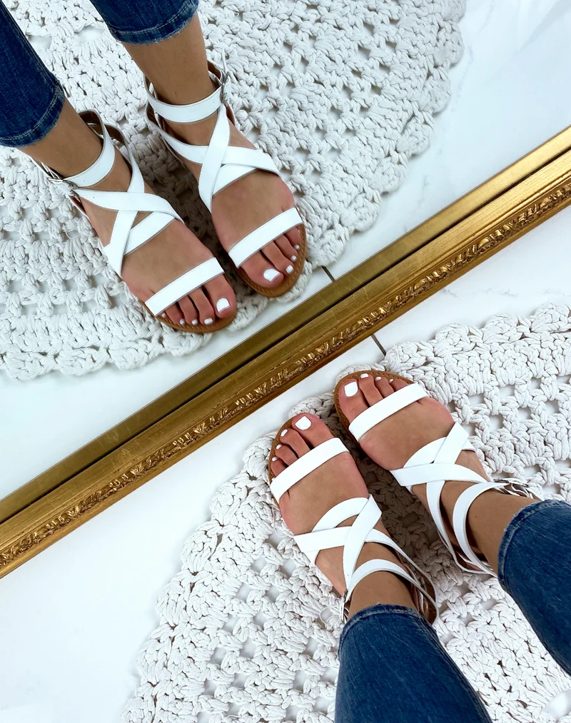 Nu-pieds à multiples sangles en simili cuir blancs