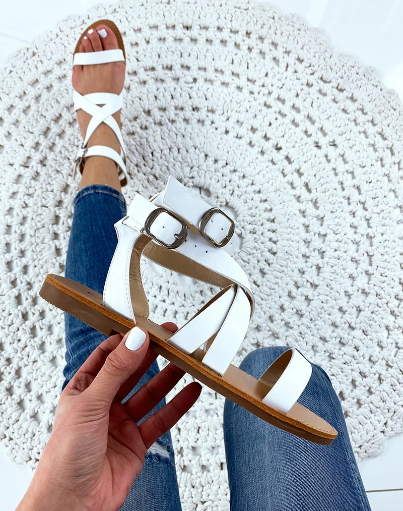 Nu-pieds à multiples sangles en simili cuir blancs