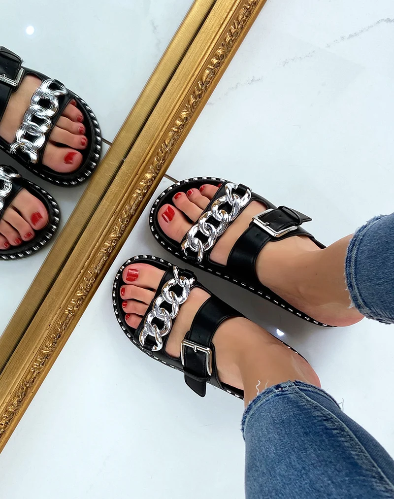 Sandales noires à doubles brides et chaîne argentée