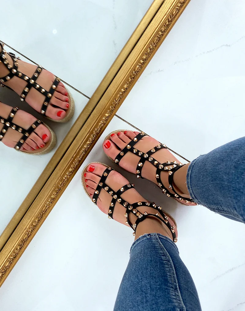 Nu-pieds compensés noirs cloutés