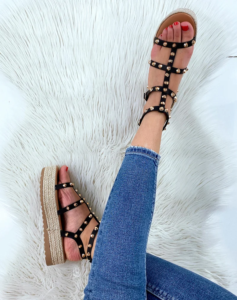 Nu-pieds compensés noirs cloutés