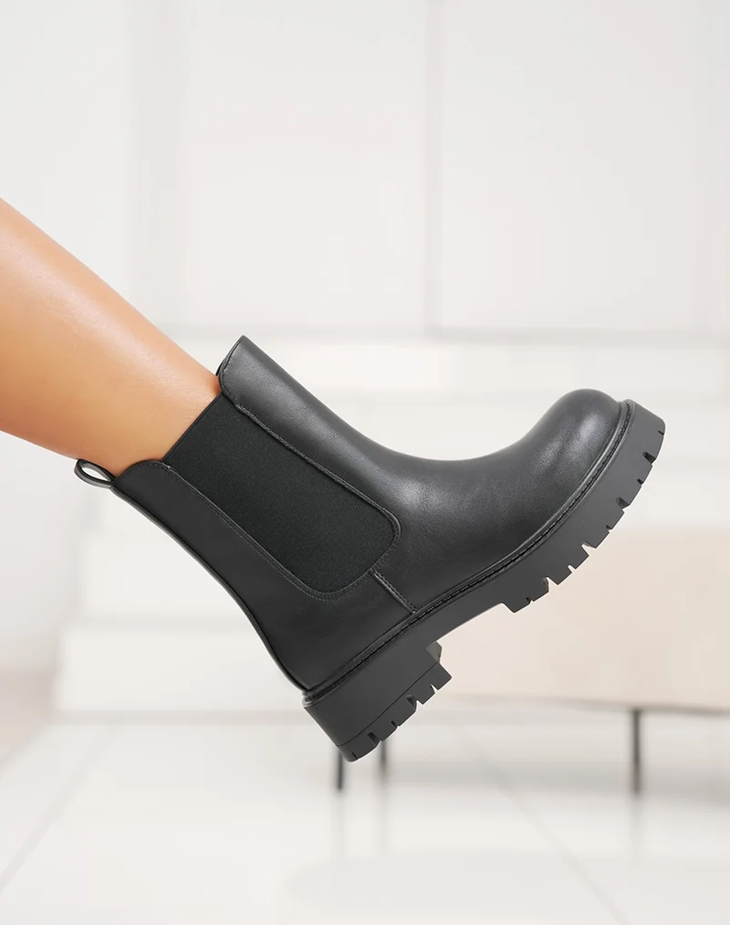 Bottines femme noires tendance à semelle crantée avec tige moumoute amovible