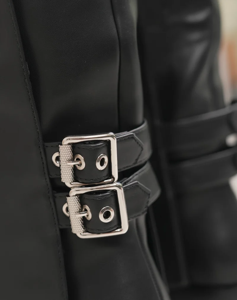 Bottes noires à revers avec boucles argentées et semelle crantée