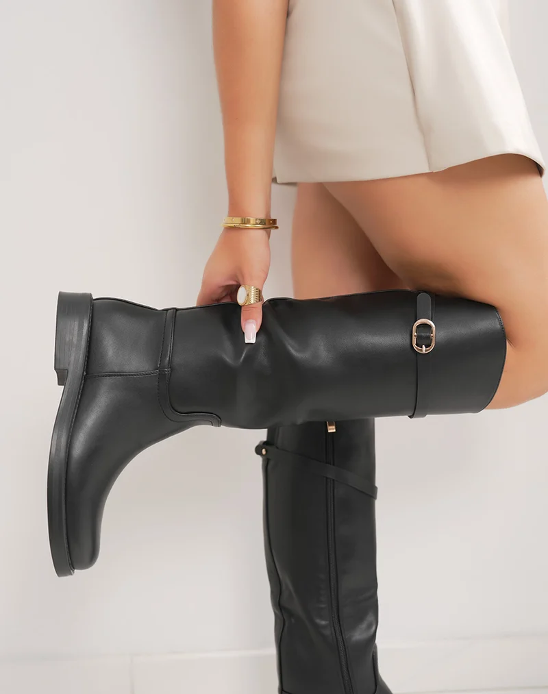 Bottes noires cavalière à bout rond avec lanière dorée