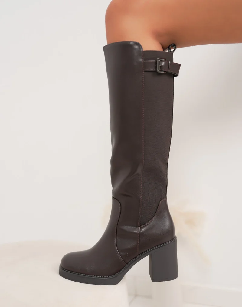 Bottes marron à talon moyen et tige élastique avec sangle décorative