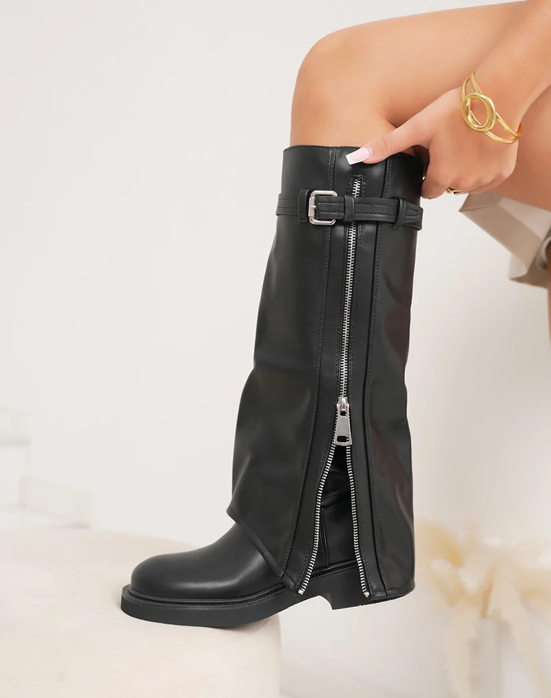 Bottes noires à revers avec zip et petit talon épais pour un look moderne