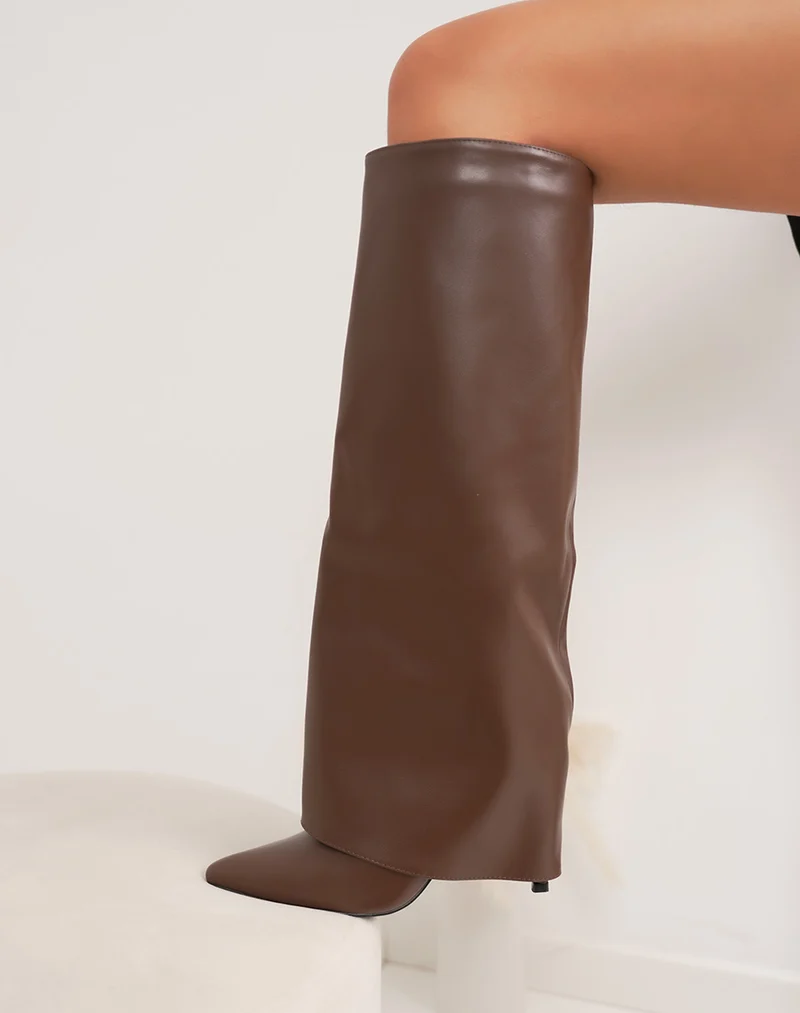 Bottes marron à revers avec bout pointu et talons aiguilles raffinés