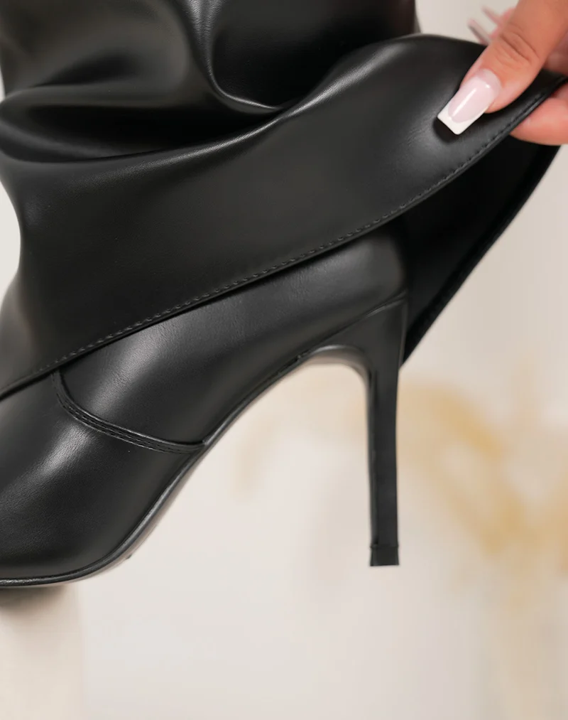 Bottes noires à revers, bout pointu et talons aiguilles élégants