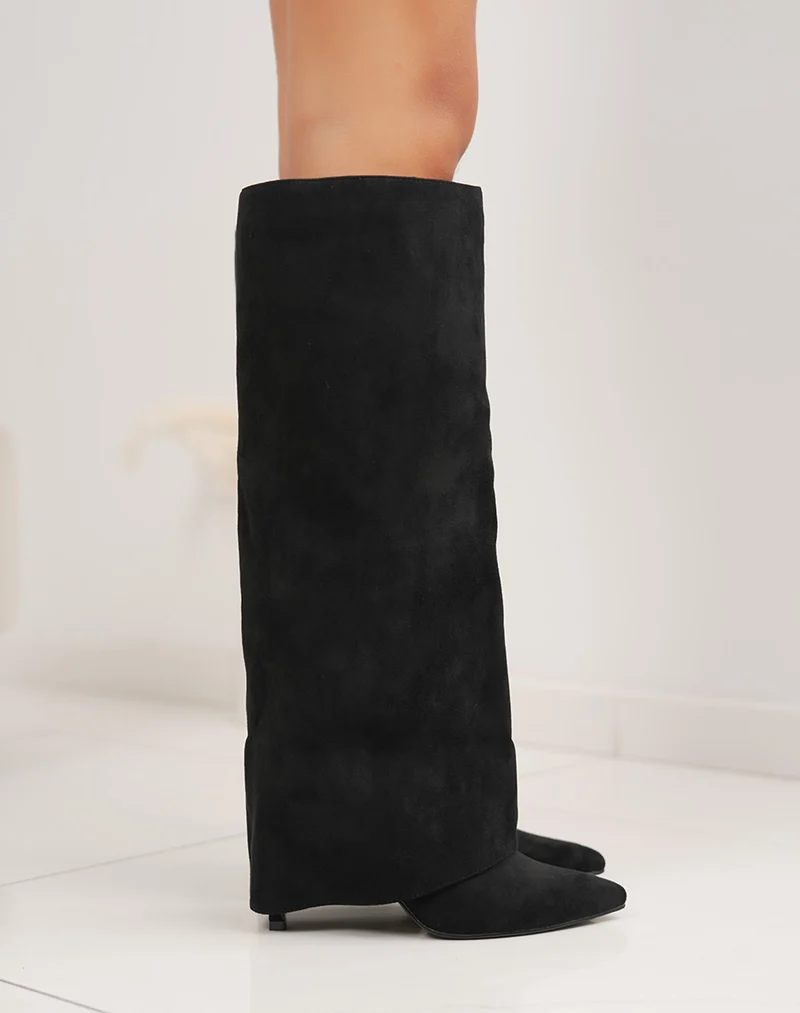 Bottes noires en suédine – Talon aiguille à bout pointu et revers