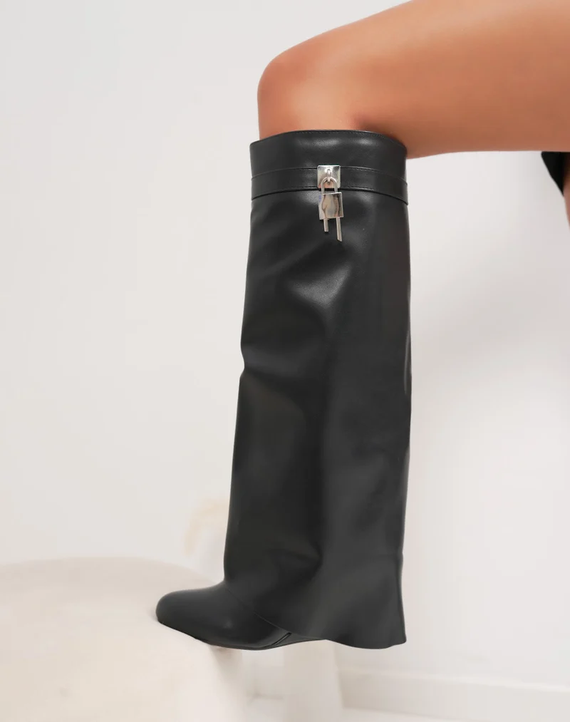 Bottes noires à talon compensé – Revers et cadenas argenté