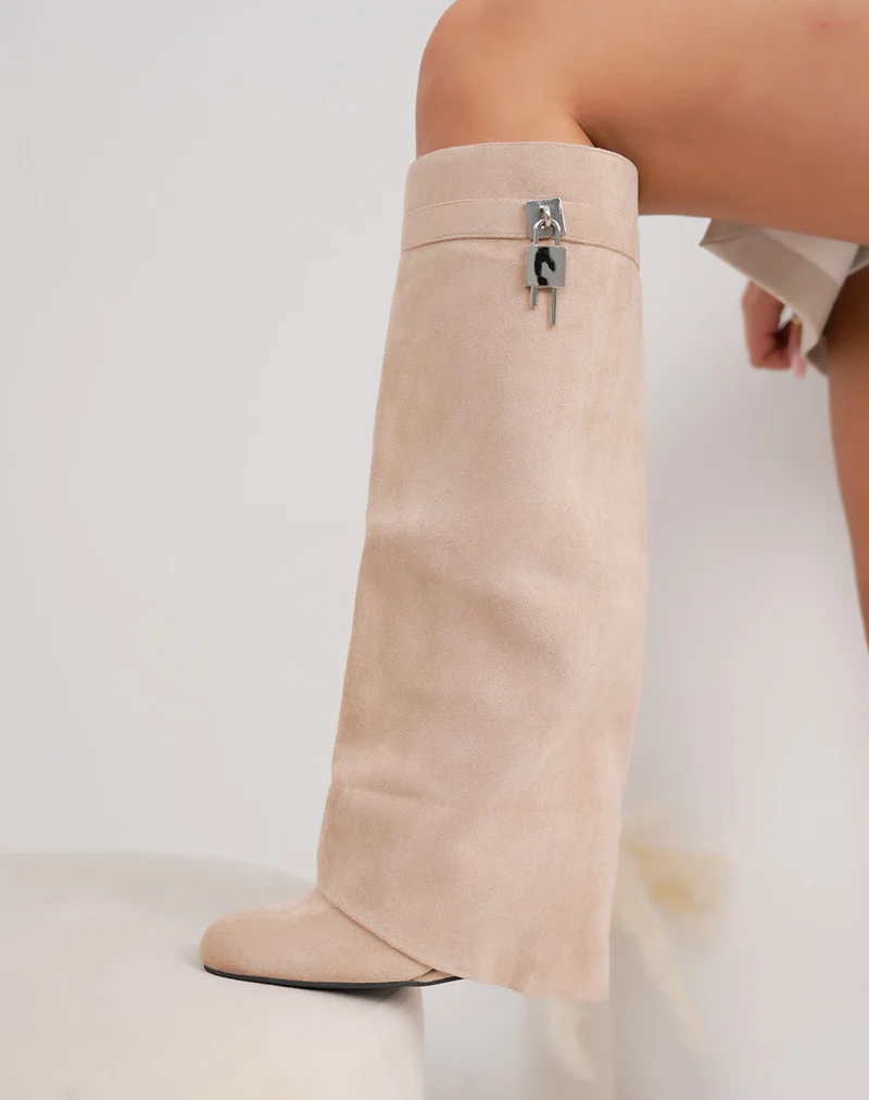 Bottes beige en suédine à talon compensé – Boucle cadenas argentée