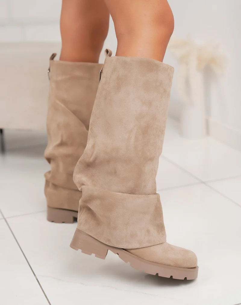 Bottes beige en suédine à revers – Bout rond et talon épais