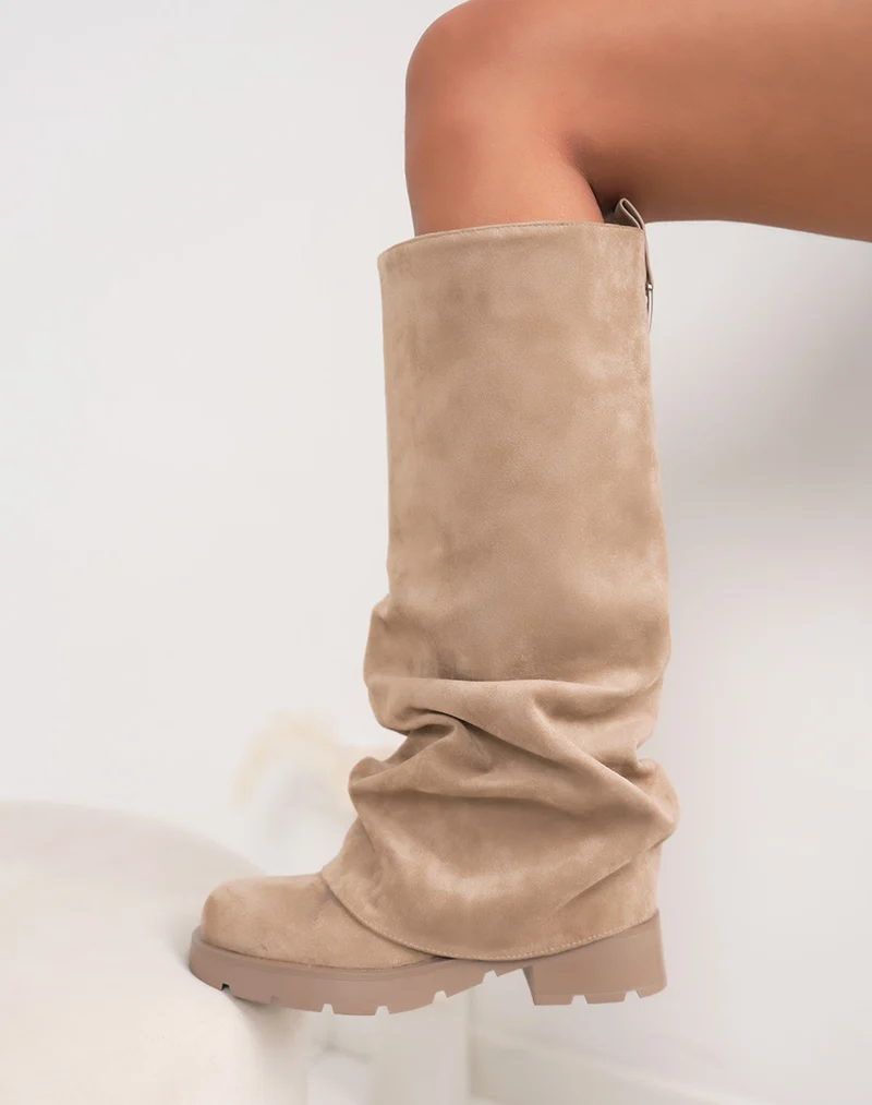 Bottes beige en suédine à revers – Bout rond et talon épais