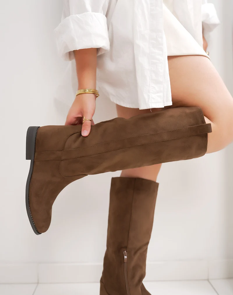 Bottes femme marron clair en suédine à petit talon élégantes et confortables
