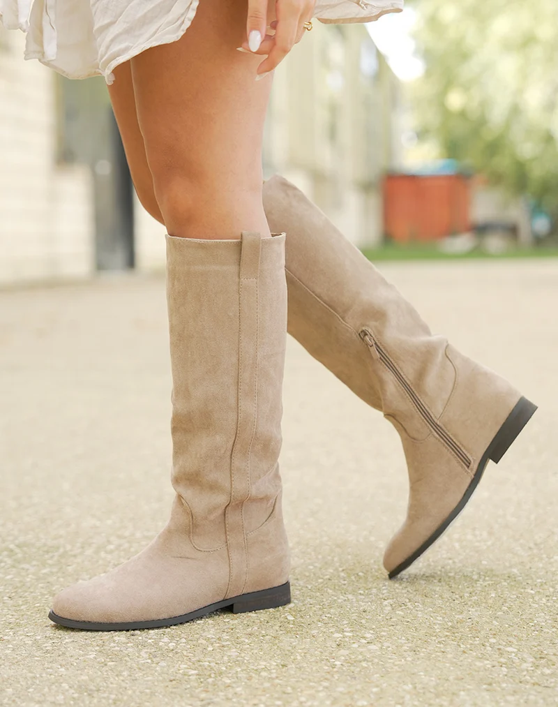 Bottes femme beige en suédine à petit talon élégantes et confortables