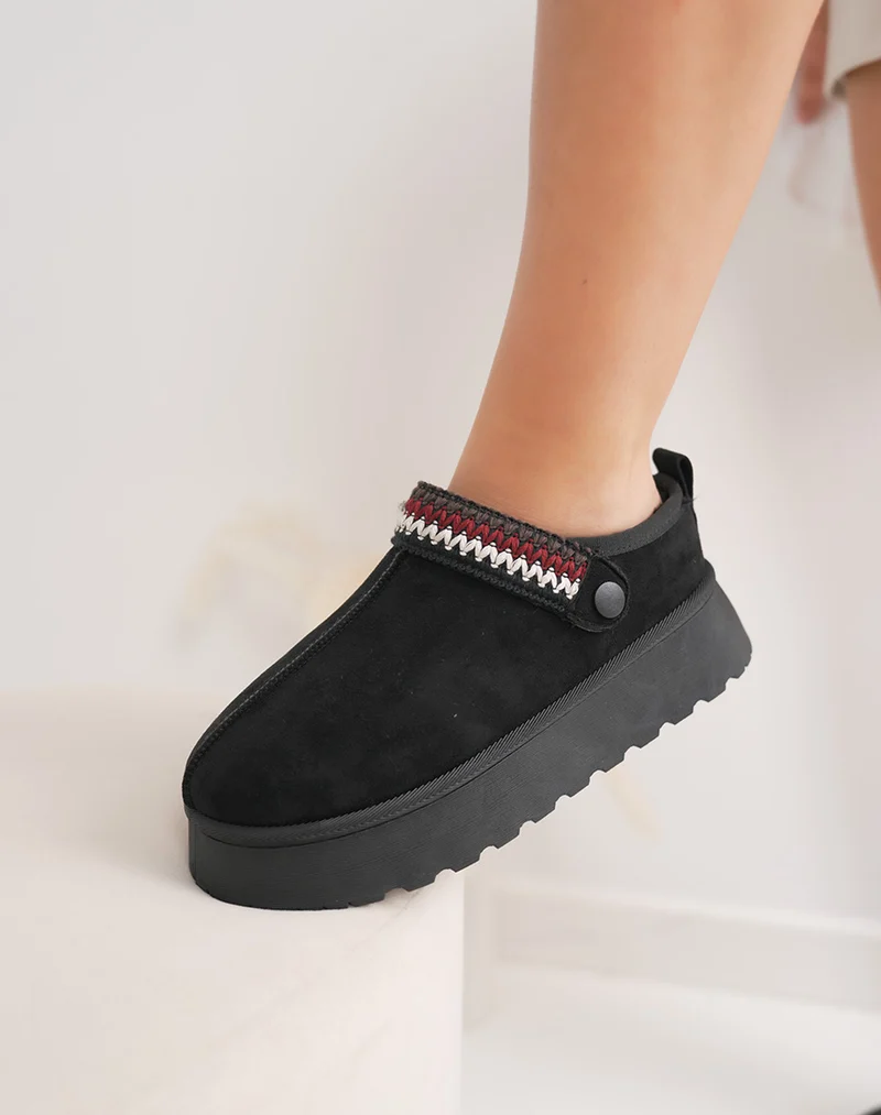 Mules femme noires en suédine fourrée avec détail cousu ajustable