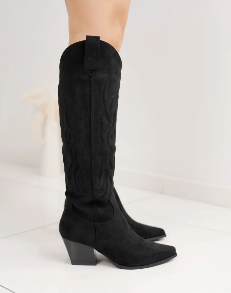 Botte femme noire style santiags haute en suédine avec bout pointu et talon biseauté
