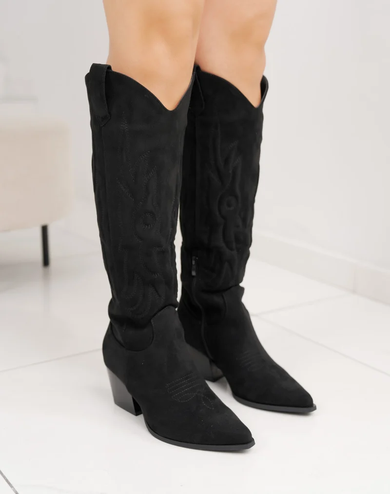 Botte femme noire style santiags haute en suédine avec bout pointu et talon biseauté