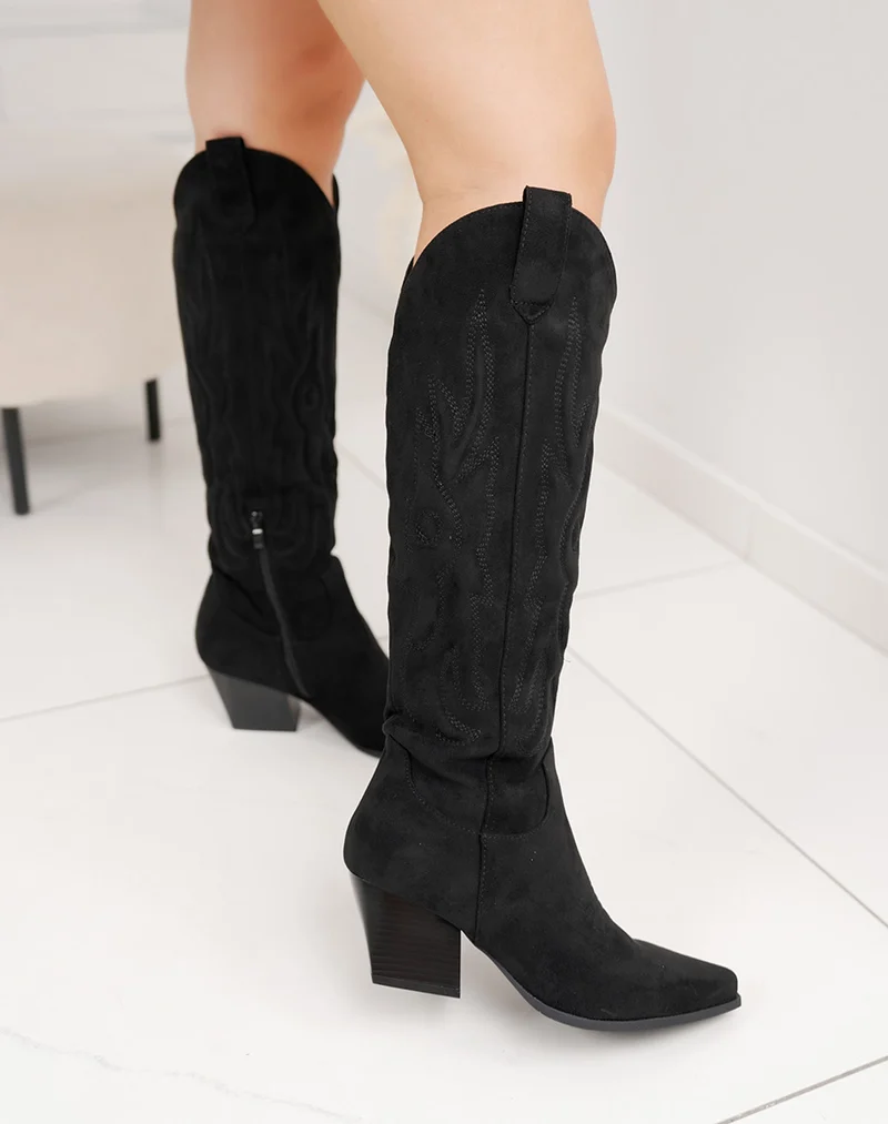 Botte femme noire style santiags haute en suédine avec bout pointu et talon biseauté