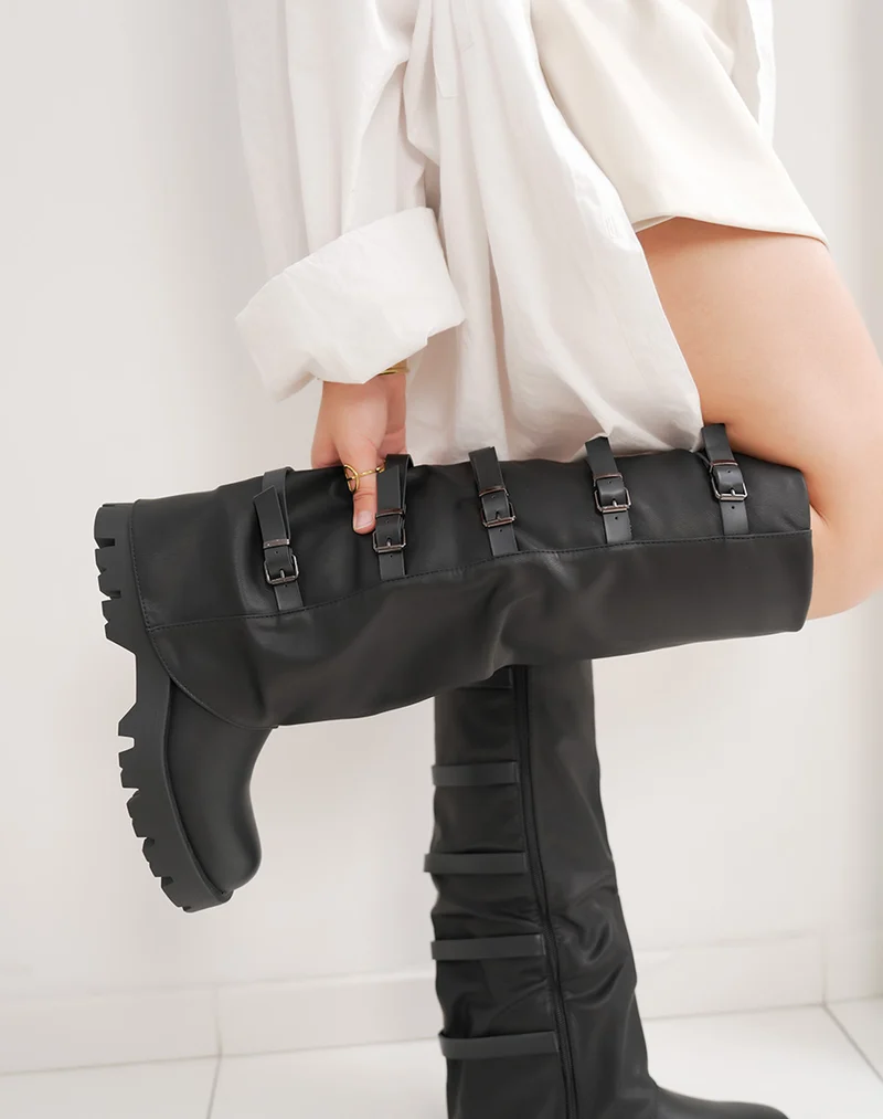 Bottes femme noires tendance à lanières et semelle crantée