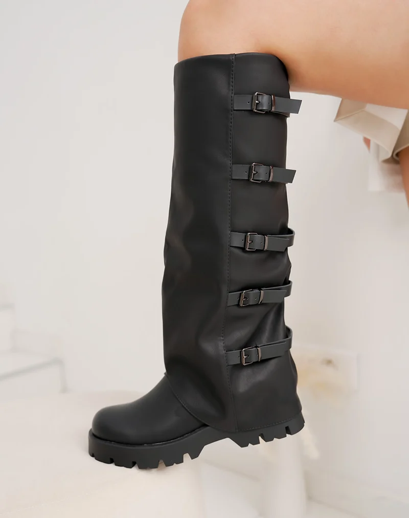 Bottes femme noires tendance à lanières et semelle crantée