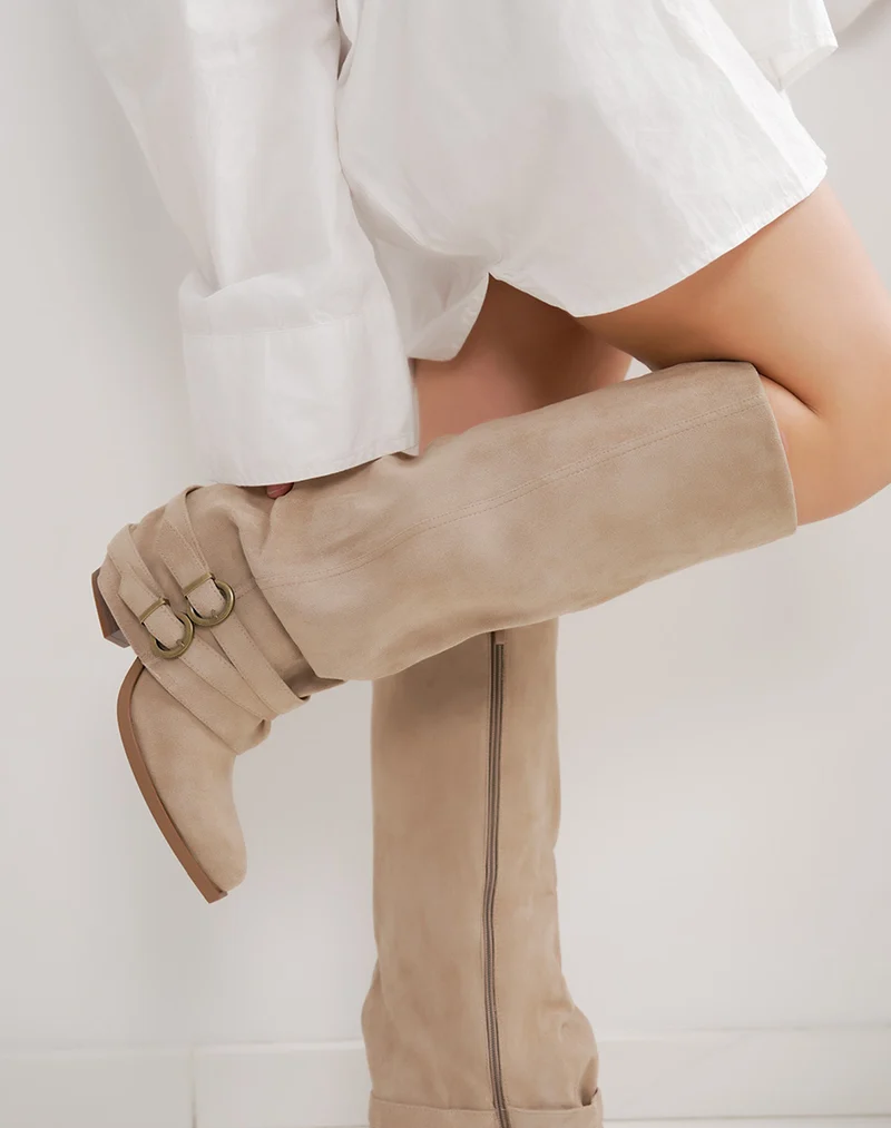 Bottes femme beige en suédine avec talon haut et boucle dorée stylée