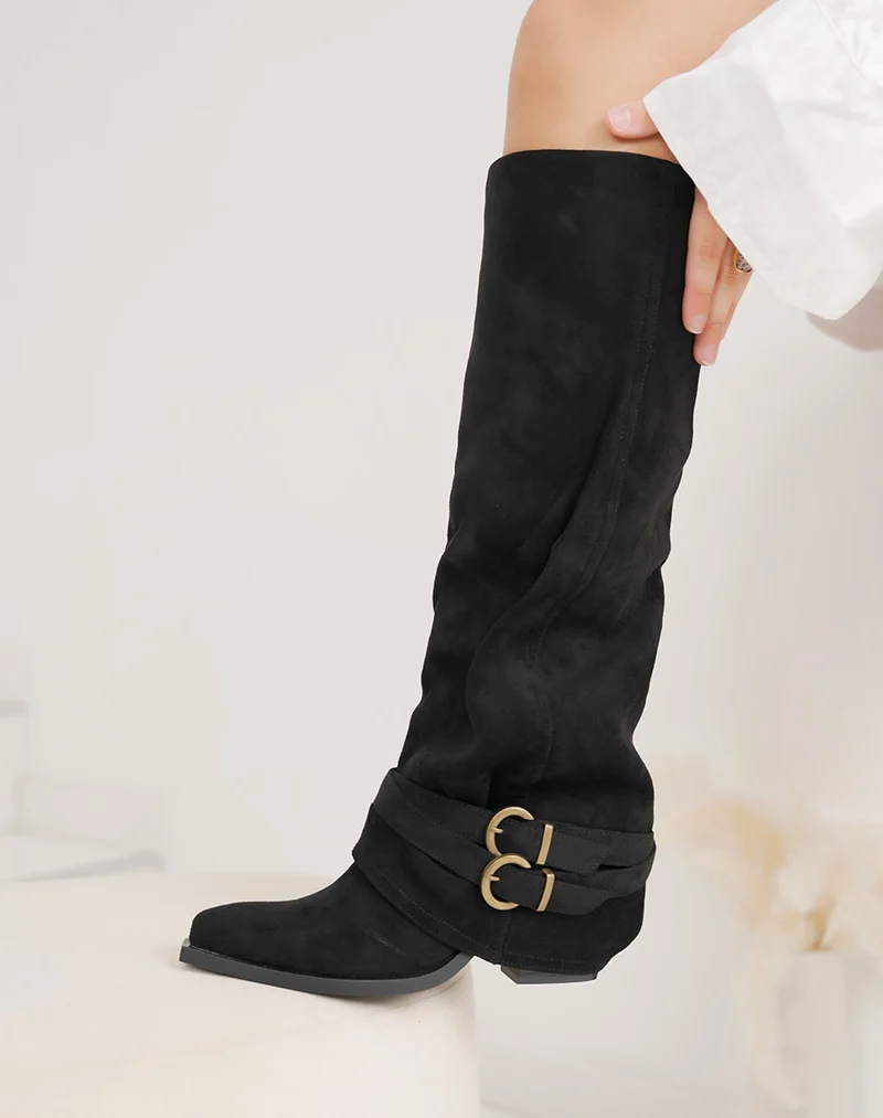 Bottes femme noires en suédine à talon haut avec boucle dorée chic