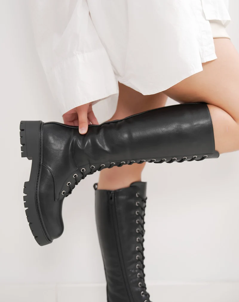 Bottes femme noires hautes à lacets montants et semelle crantée tendance
