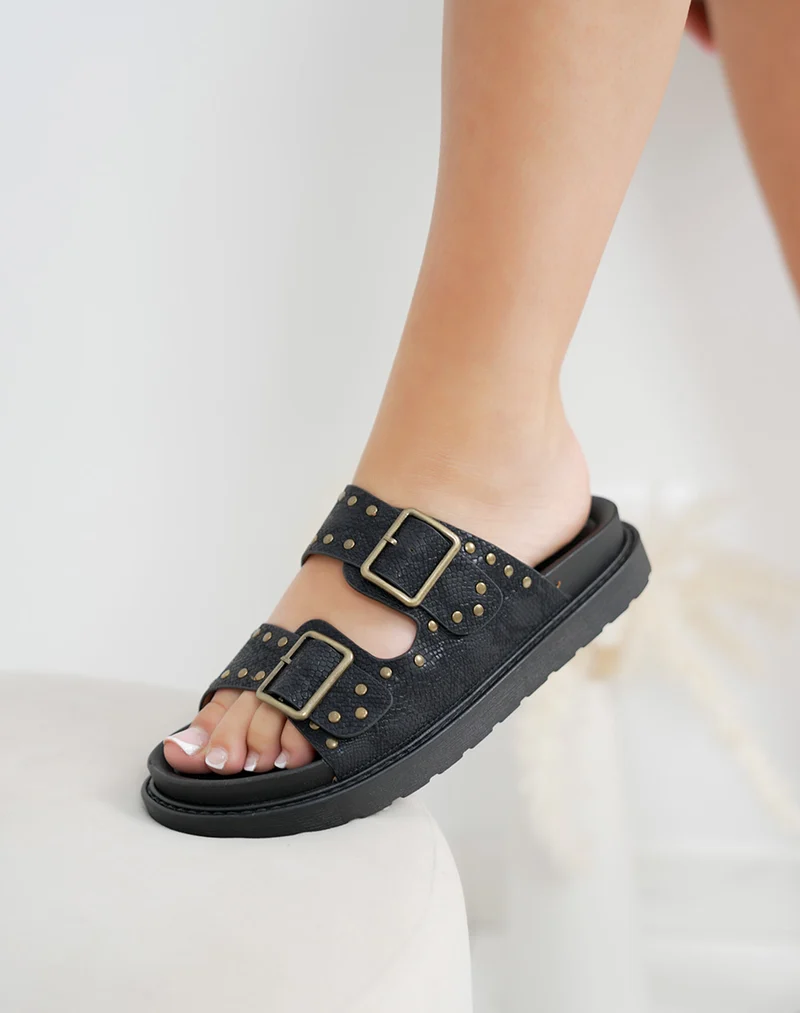 Mules femme noires effet serpent tendance avec détails dorés et semelle plate