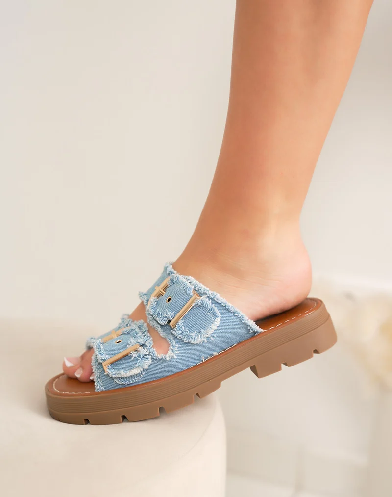 Mules femme en jean bleu clair tendance à brides effet déchiré et boucles dorées