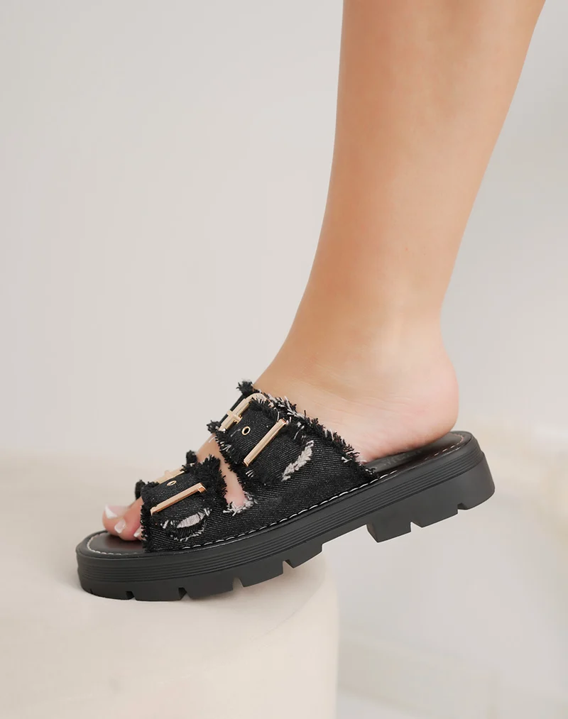 Mules femme noires tendance avec brides effet déchiré et boucles dorées